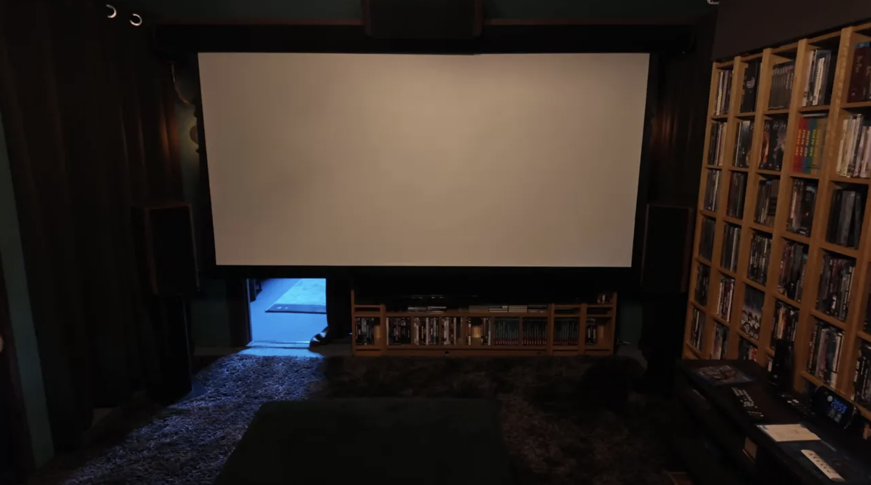 Heruntergefahrene weiße Leinwand im Dachgeschosskino